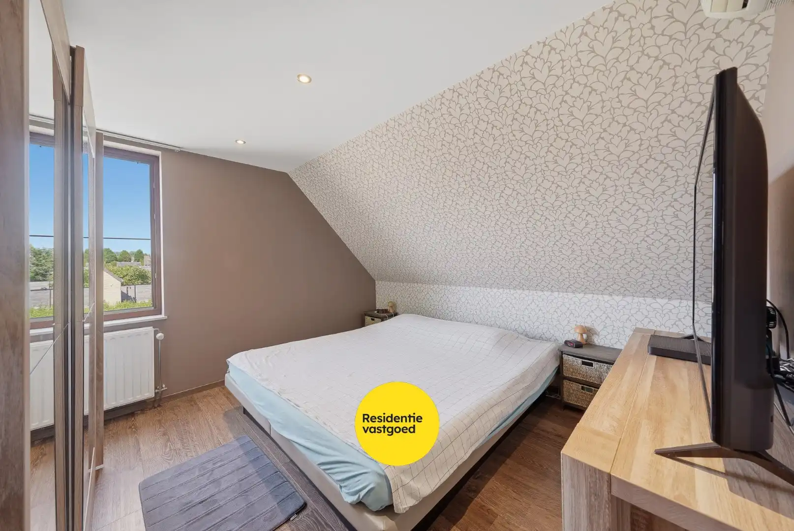 Instapklare halfopen bebouwing met 3 slaapkamers en zwembad foto 17