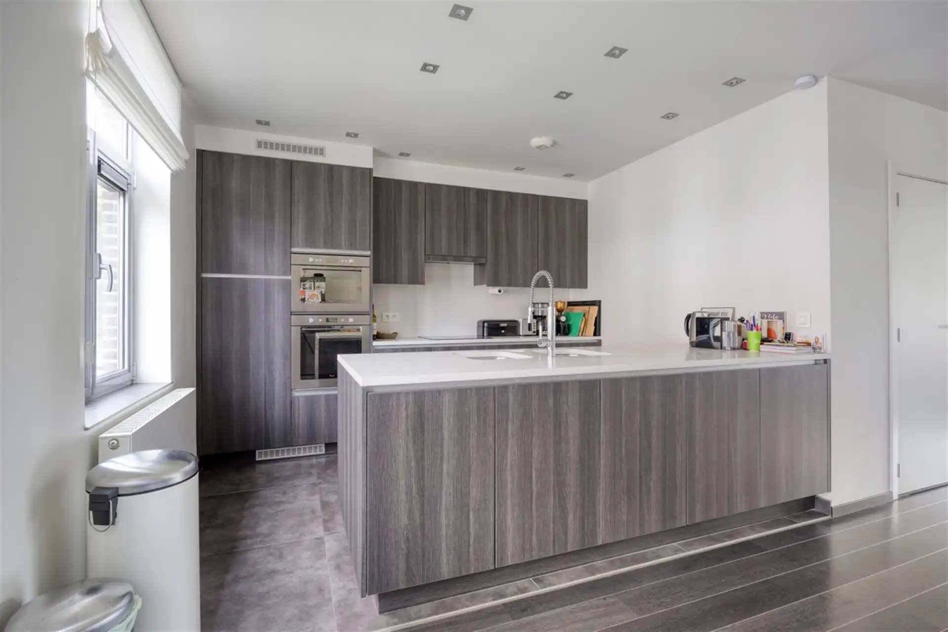 Instapklaar duplex penthouse inclusief twee parkeerplaatsen, met groen uitzicht in het centrum van Ottenburg. foto 9