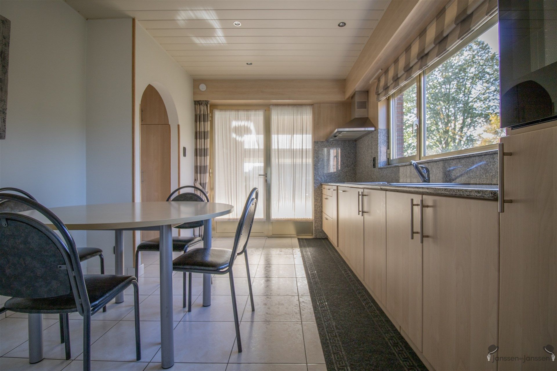 Rustig gelegen gelijkvloerse woning met 3 slaapkamers en bijhuis op  750 m foto 7