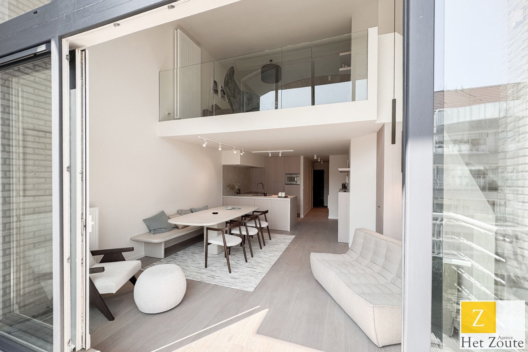 Gerenoveerd duplexappartement met ruim terras foto 3