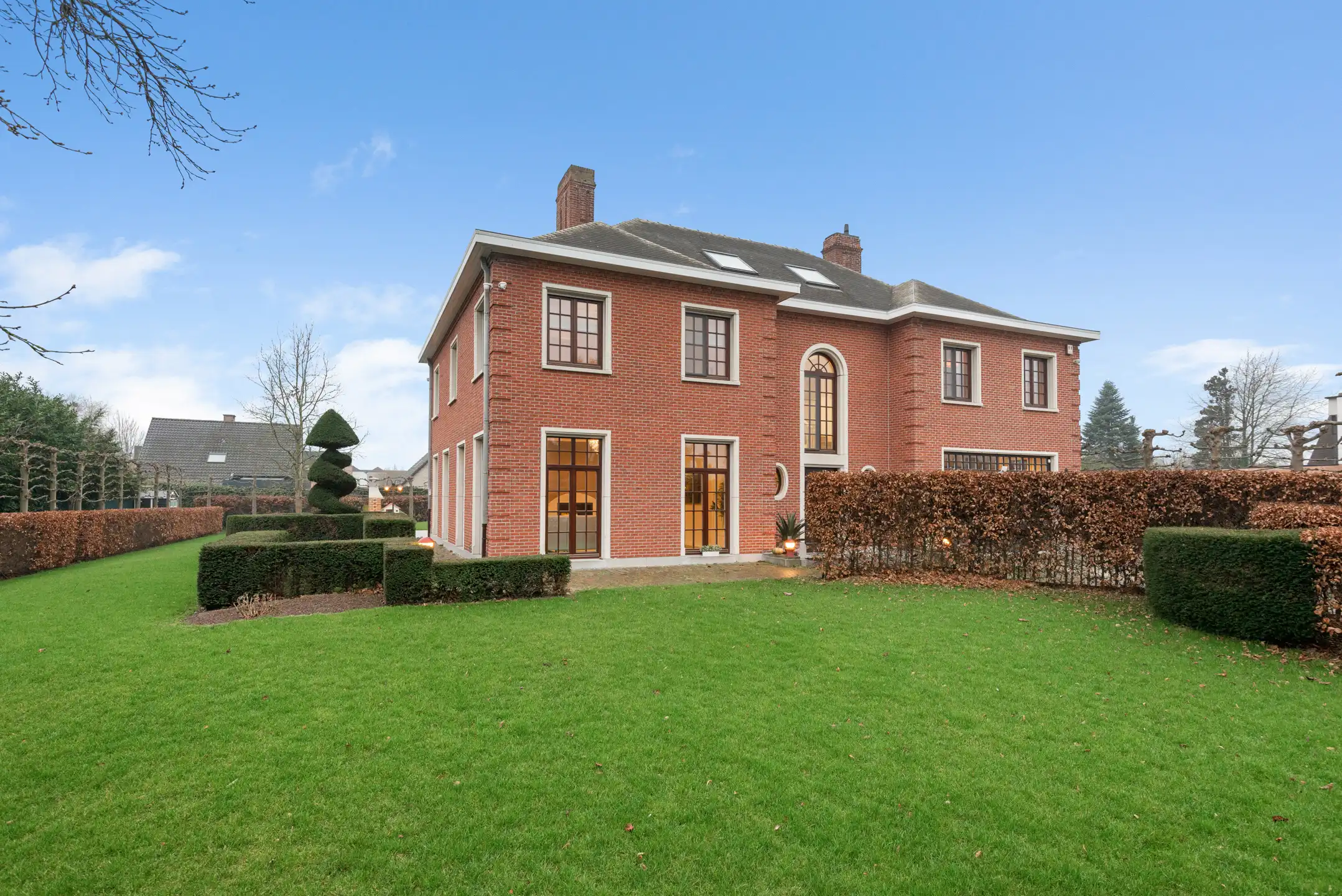 Unieke volledig gerenoveerde Villa met 5 slaapkamers, 2 badkamers, garage, groot terras, ruime tuin, zwembad, fitnessruimte en oprit op een terrein van 16 are 80 ca foto 27