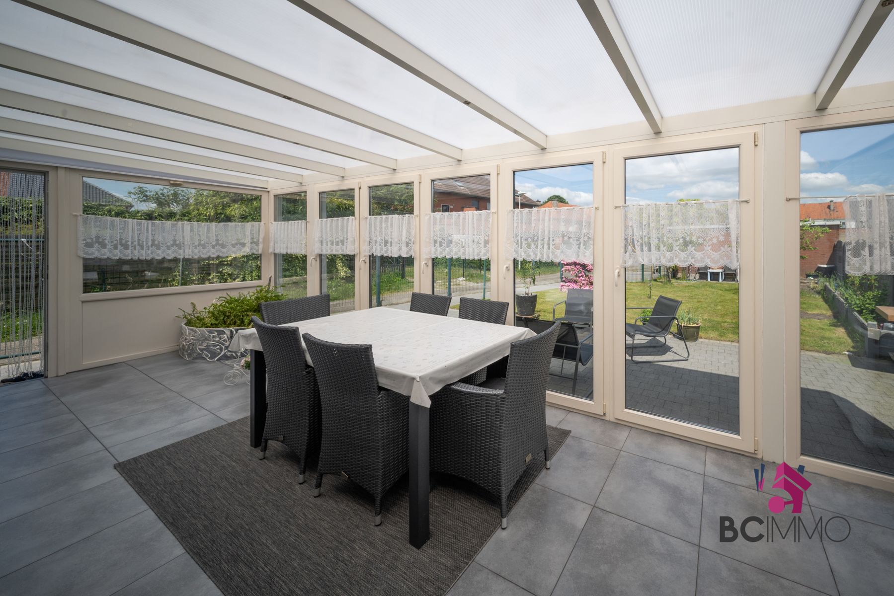 Instapklare halfopen woning met een mooie veranda in een rustige buurt foto 18