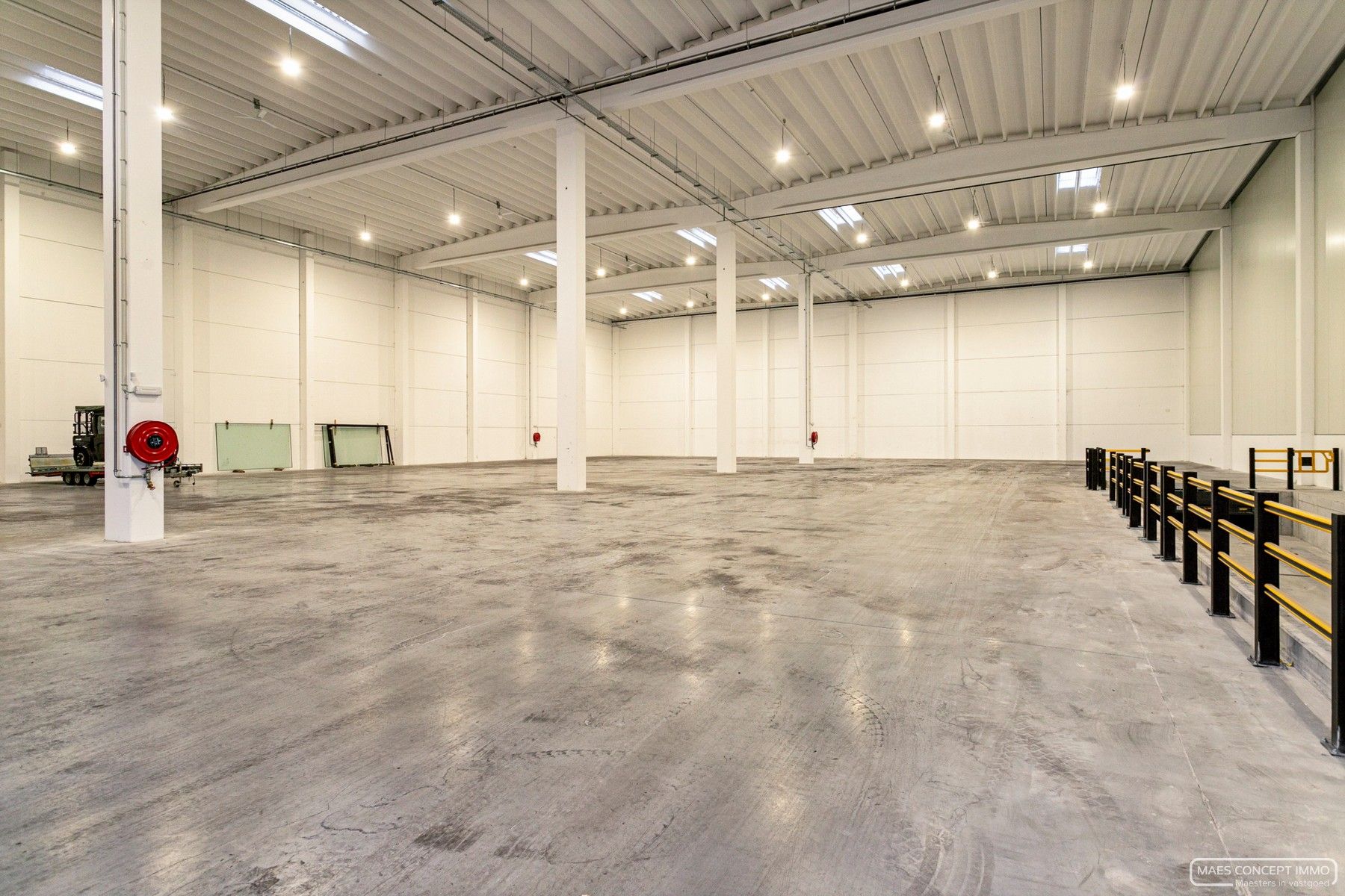Nieuwbouw magazijn te koop van 1084 m2 bij E17 en Waregem centrum foto 4