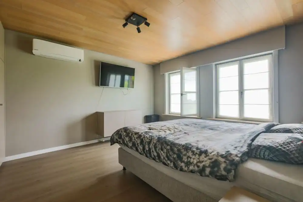Ruime halfopen woning met garage, carport en tuin foto 15