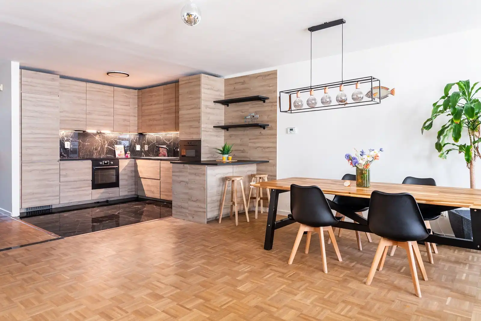 Instapklaar 3 slpk appartement met terras in hartje Stad foto 6