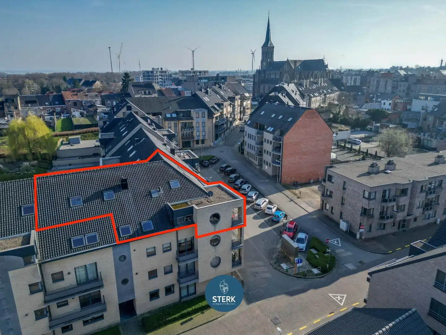 RIANTE DUPLEX MET 5 SLPKS, 2 BADKAMERS EN DUBBELE GARAGE IN CENTRUM LANAKEN ! foto {{pictureIndex}}