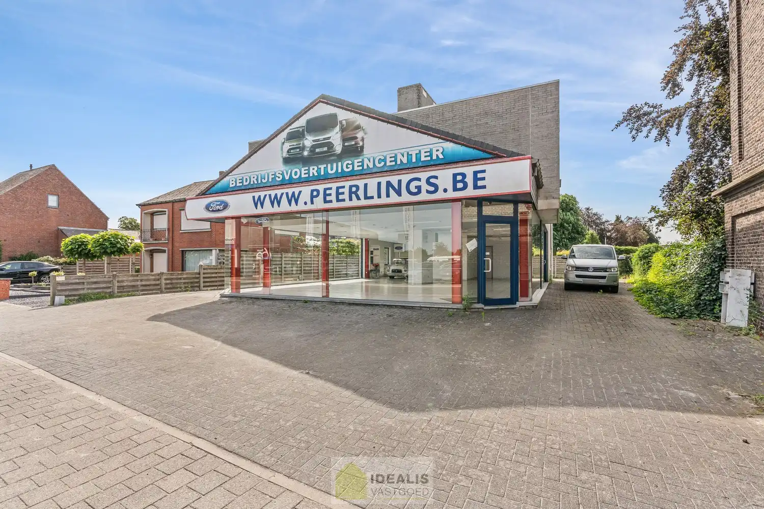 IDEALIS VASTGOED – Handelsruimte/showroom met 2 appartementen gelegen op een perceel van 6a 47ca op een commerciële zichtlocatie op het ‘Lindel’. foto {{pictureIndex}}