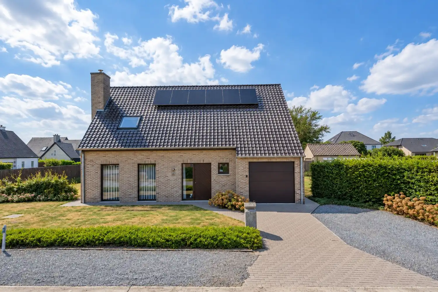 Degelijke alleenstaande villa met inpandige garage en zonnige tuin op een heel rustige toplocatie nabij het centrum van Lochristi! foto 2