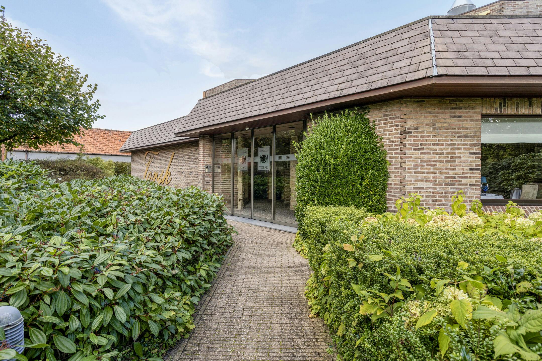 Polyvalent gebouw met woning te koop te Brecht! foto 2