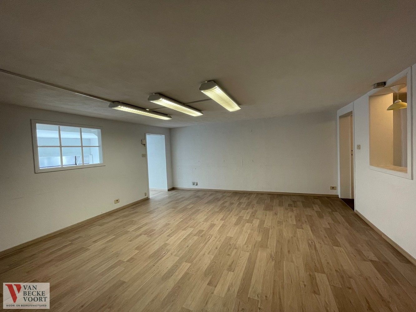 Handelsruimte 90m² + 76m² op het 1V + kelder foto 8