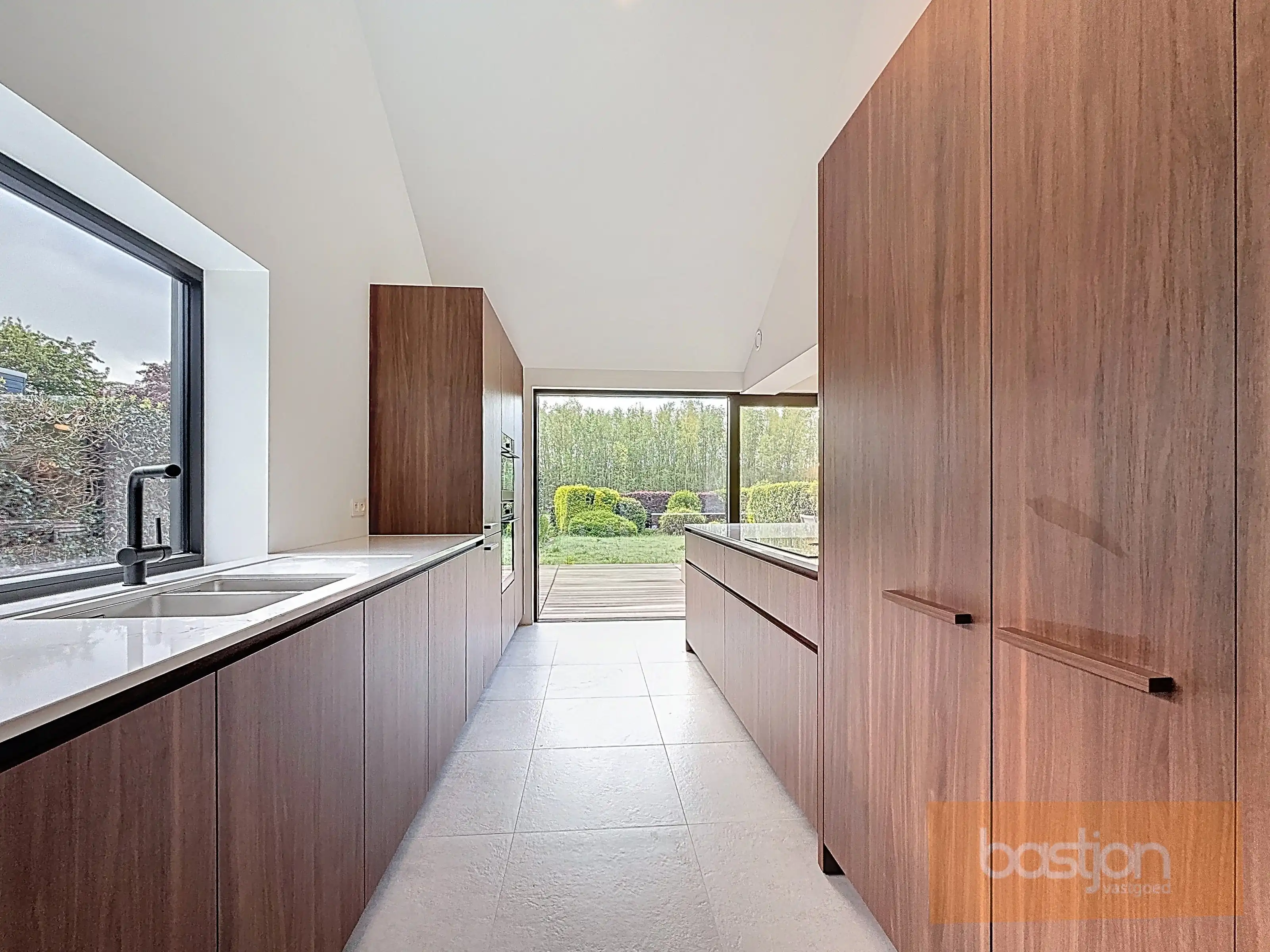 Volledig gerenoveerde, lichtrijke woning met uitzicht op het Preshoekbos foto 8