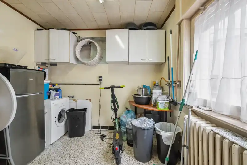 Hooglede-centrum. Stevig gebouwde woning met 3 slaapkamers op een perceel van 241 m2. Vaste huuropbrengst.  Woning rechts. foto 7