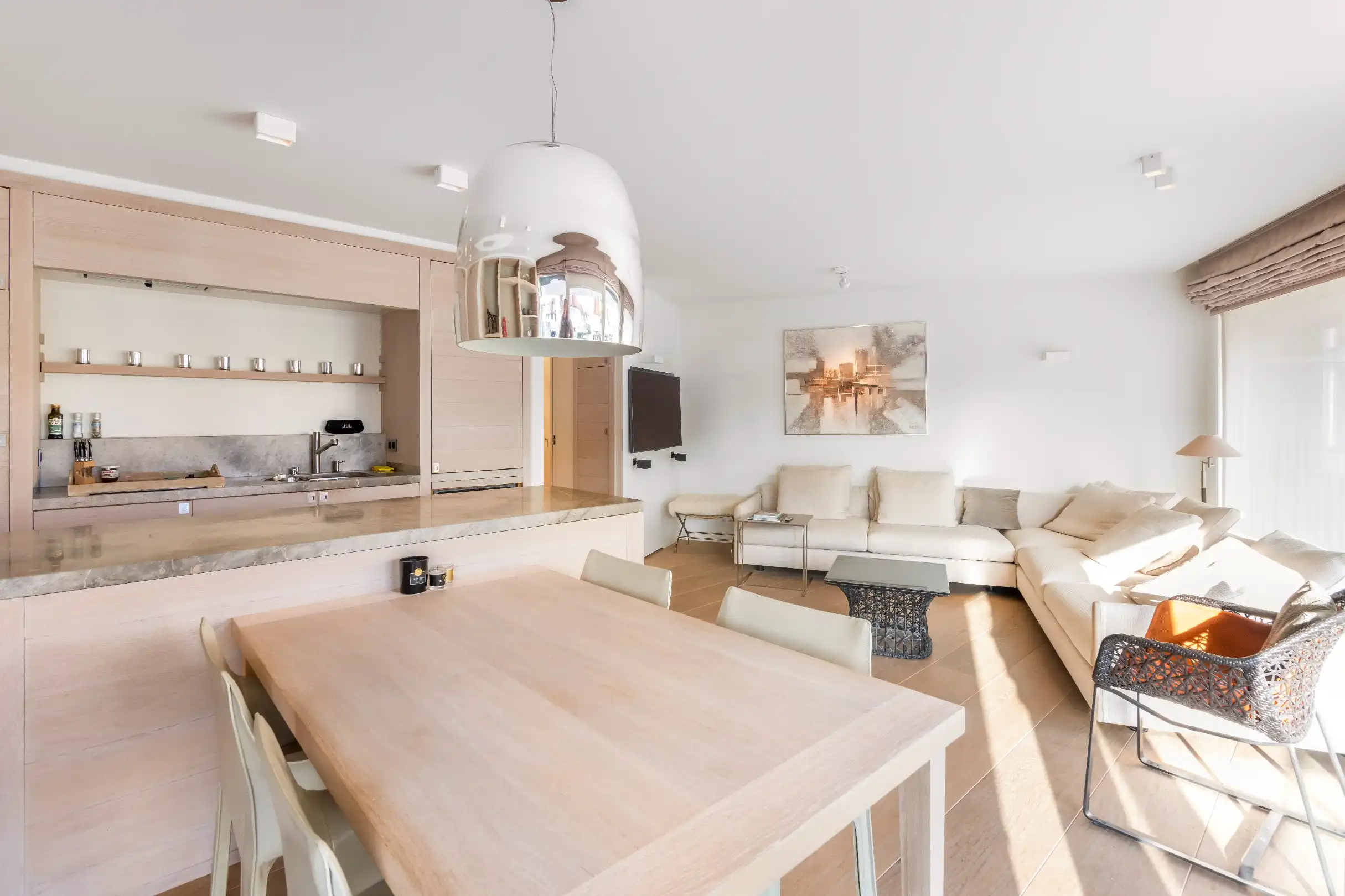 Mooi afgewerkt, gemeubeld zuidgericht app. met open zicht gelegen op de Kustlaan aan het Driehoeksplein incl. ruime box in het Yzerpark.  foto 5