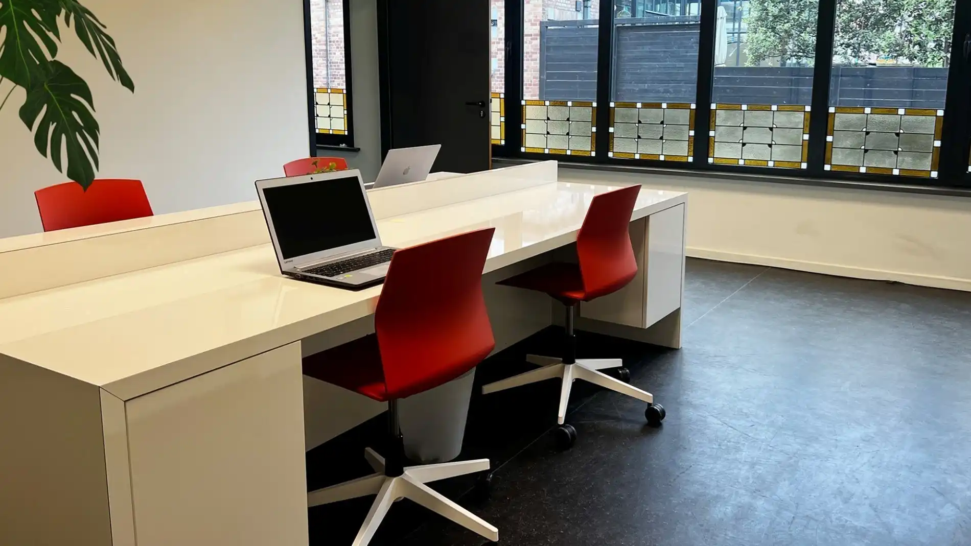 Volledig gerenoveerde kantoren in kleinschalig business center in Gent foto 4
