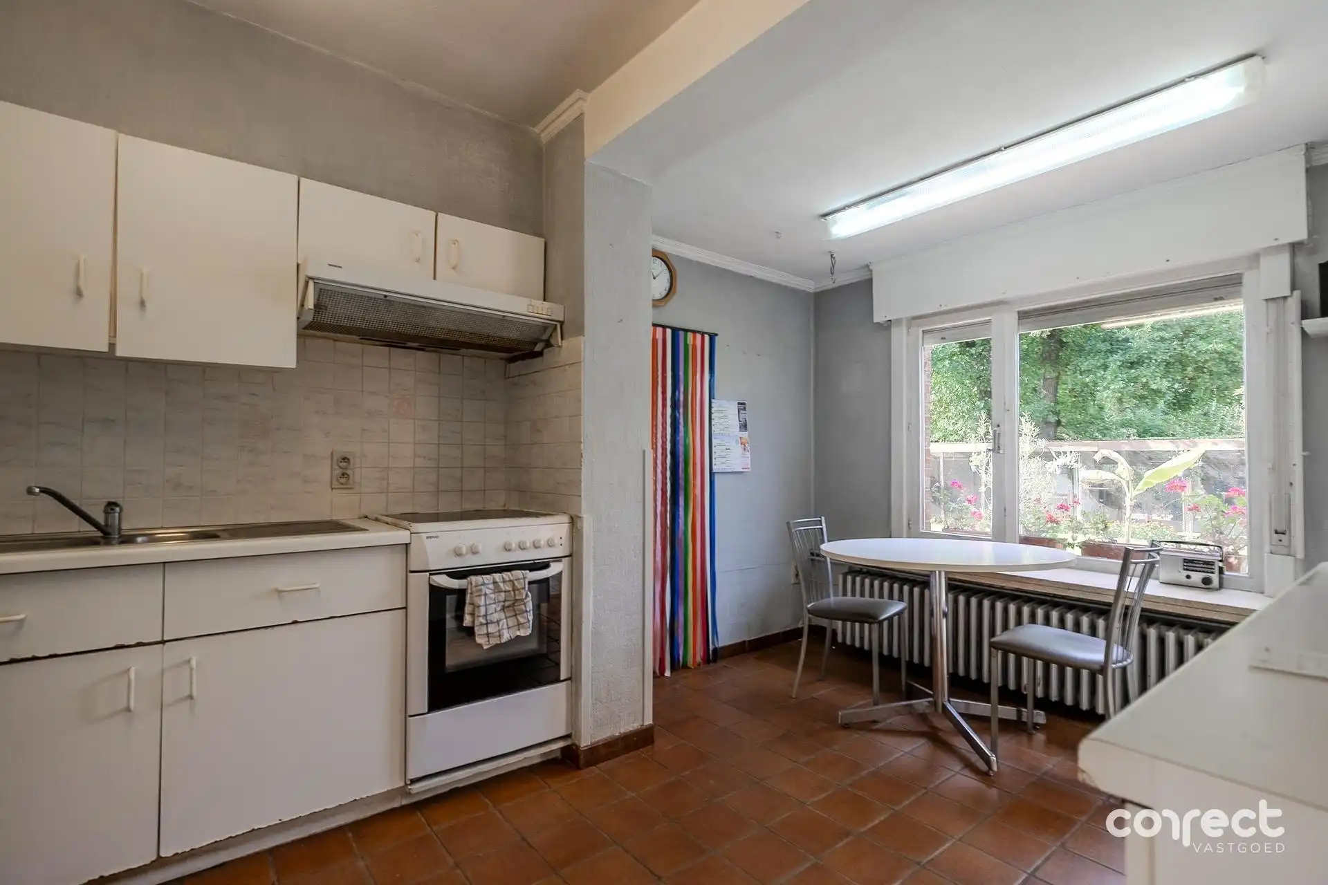 Op te frissen woning op ruim perceel van 857 m². foto 3