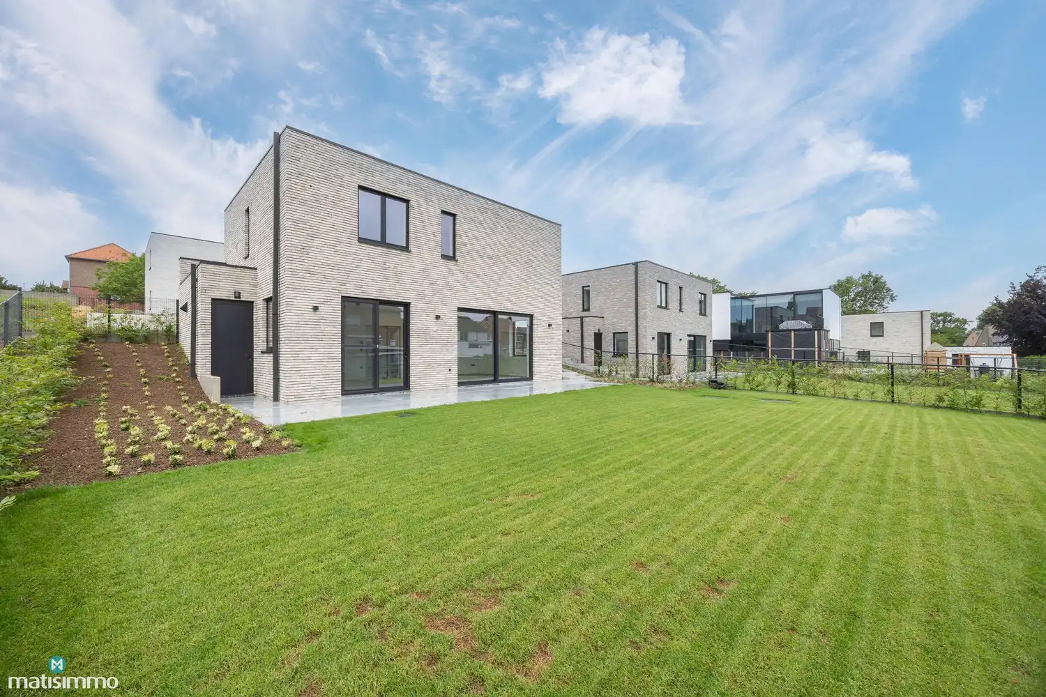 HOOGWAARDIG AFGEWERKTE NIEUWBOUWWONING MET DRIE SLAAPKAMERS EN TUIN (INCLUSIEF TUINONDERHOUD) TE RIEMST foto 21