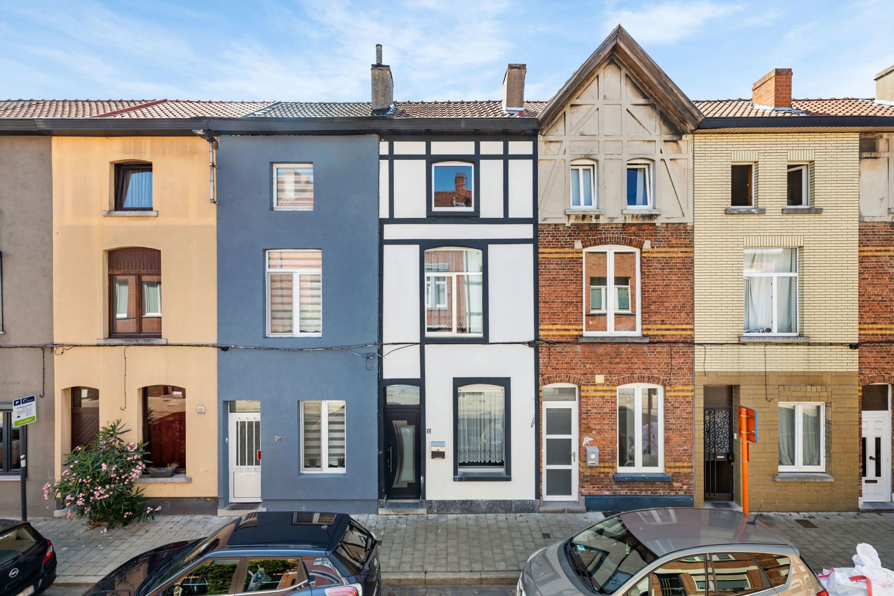Vernieuwde woning met 4 slaapkamers en zonnig terras! foto 3