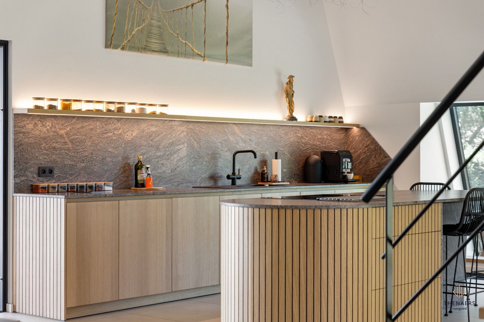 UNIEKE GERENOVEERDE WONING MET 4 SLAAPKAMERS EN PRACHTIG UITZICHT OP DE VELDEN. foto 11