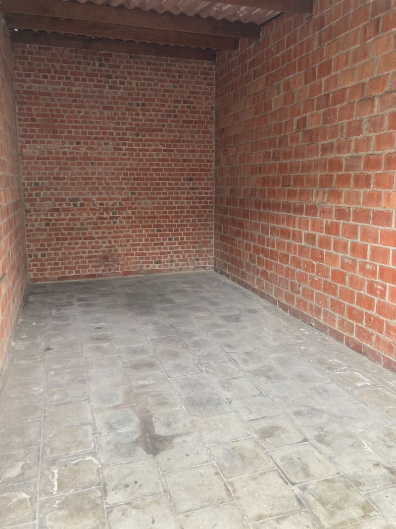 Centraal gelegen garage met hoge poort foto 3