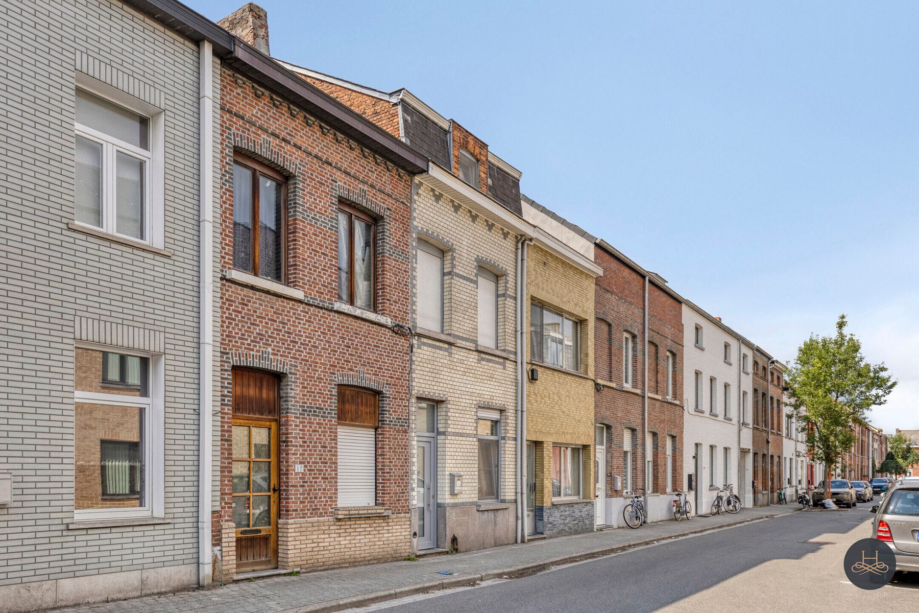 Gezellig centraal gelegen woning met potentieel foto 2