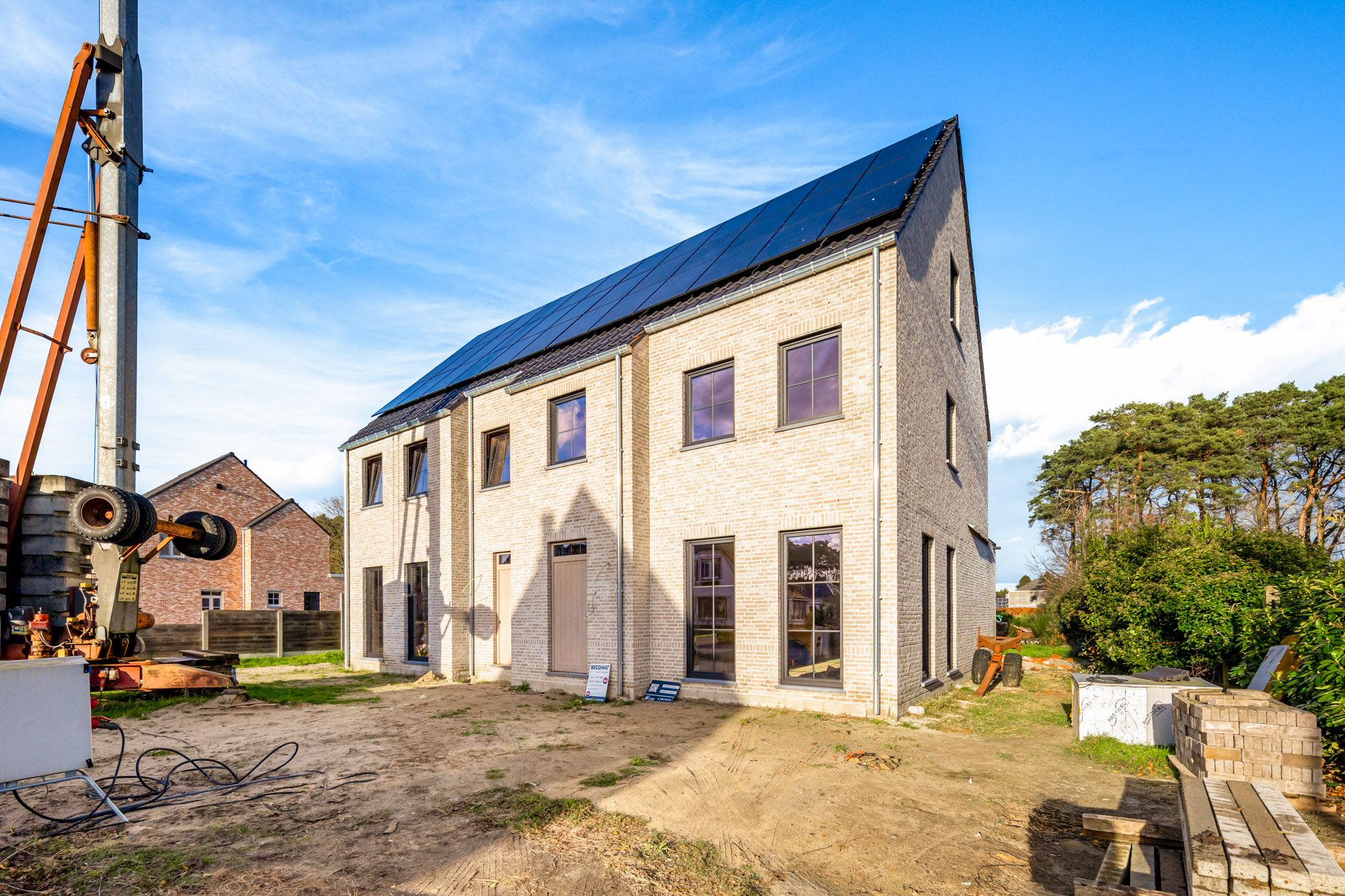 Idealis Vastgoed – Charmante CASCO+ woning met 2 slaapkamers, ruime woonkamer met open keuken, berging, achterinkom met wasruimte, badkamer en met maar liefst 18 zonnepanelen. De woning is gelegen op een rustig perceel aan de bosrand.  foto {{pictureIndex}}