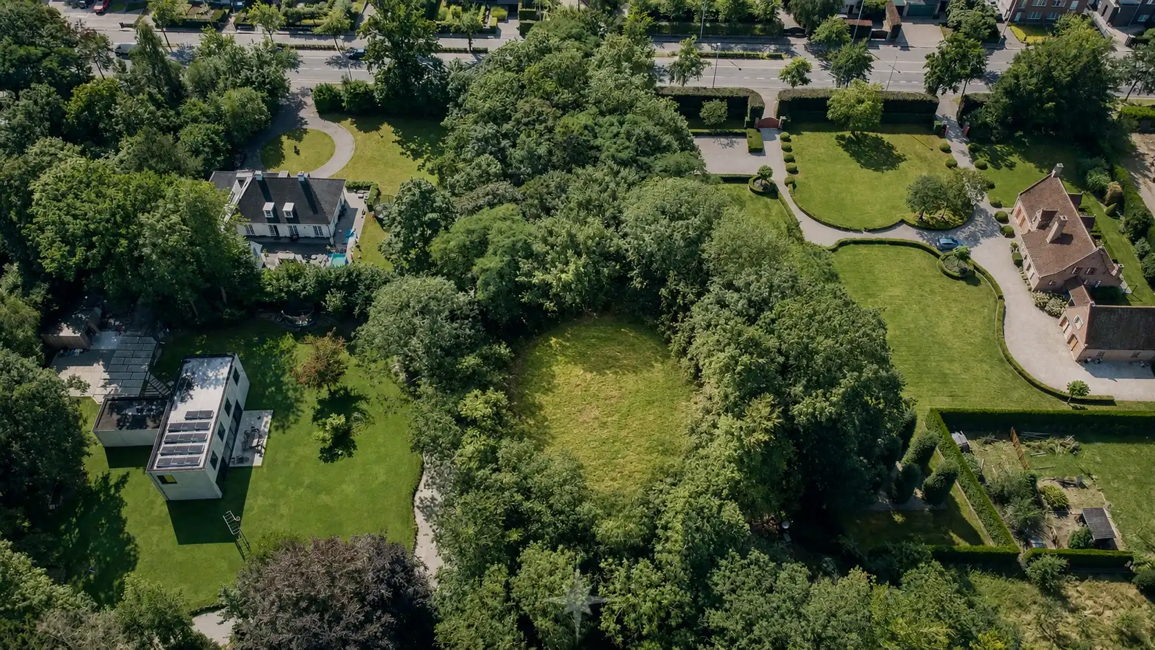 Ruim perceel bouwgrond in groene woonparkomgeving foto {{pictureIndex}}