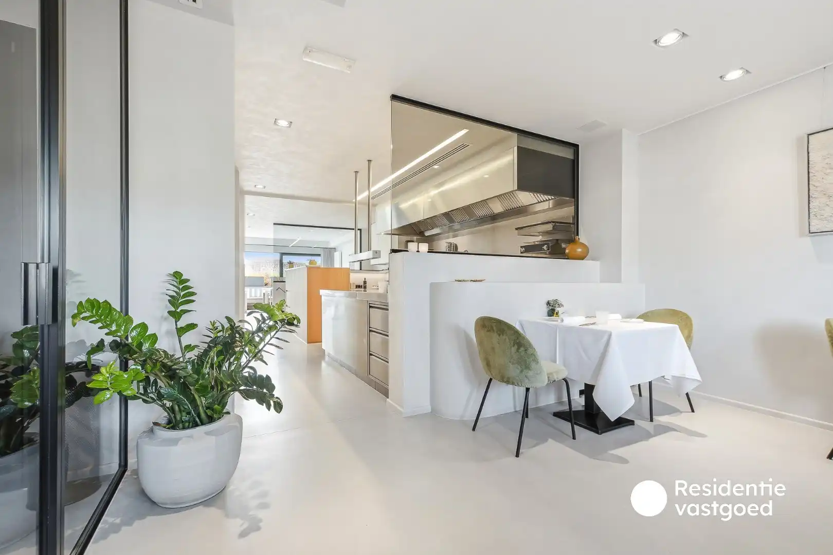 Wonen boven, ondernemen beneden: volledig gerenoveerd restaurant met luxueuze woonst in hartje De Haan foto 24