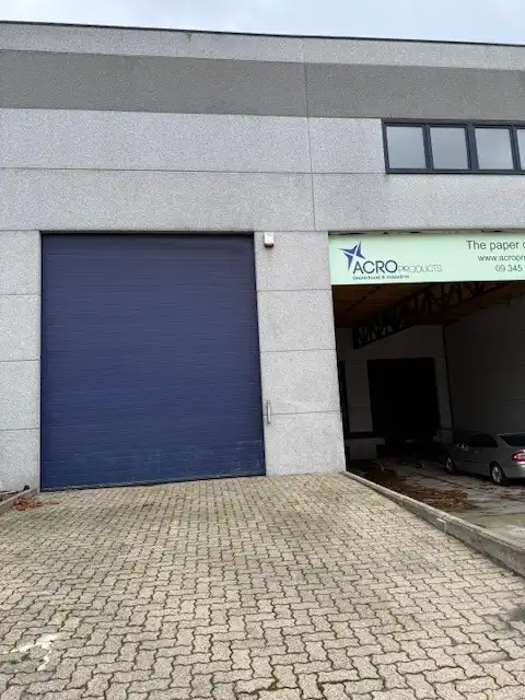 Ruim en instapklaar magazijn met kantoor te huur foto 4