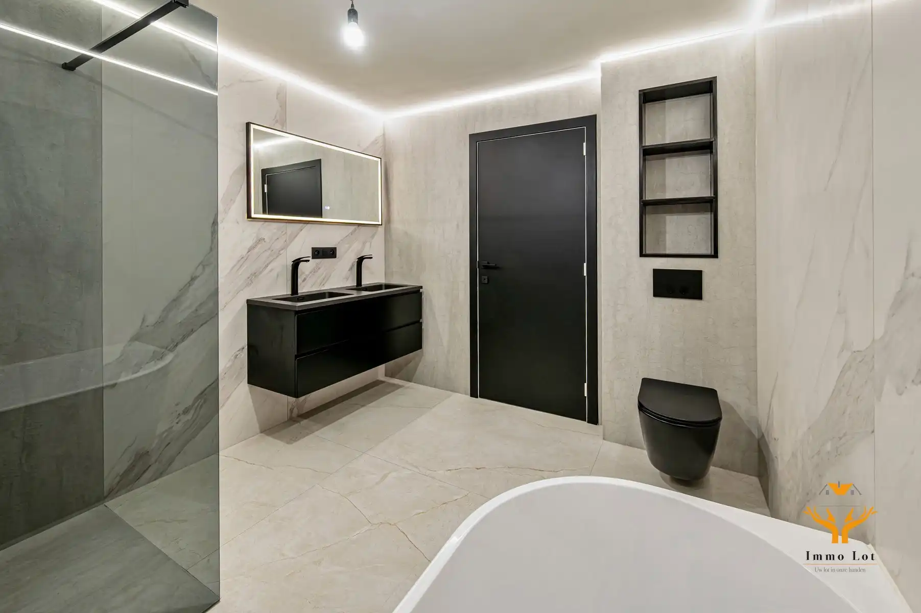 Ruime woning met magazijn  foto 13