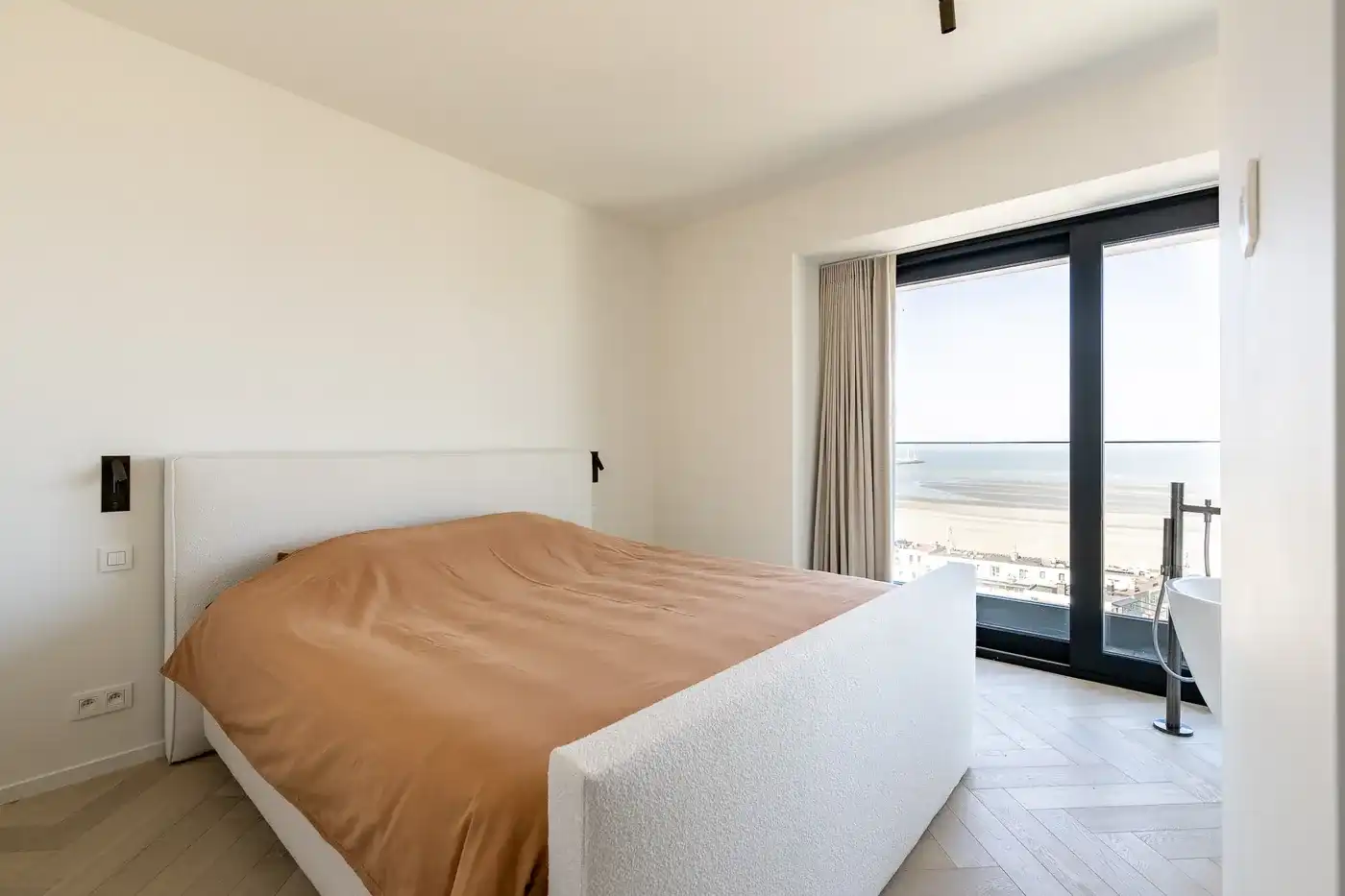 Fenomenaal afgewerkt hoek-appartement op de 15de verdieping van de Heldentoren met zicht op Zee, Knokke en omstreken. foto 15