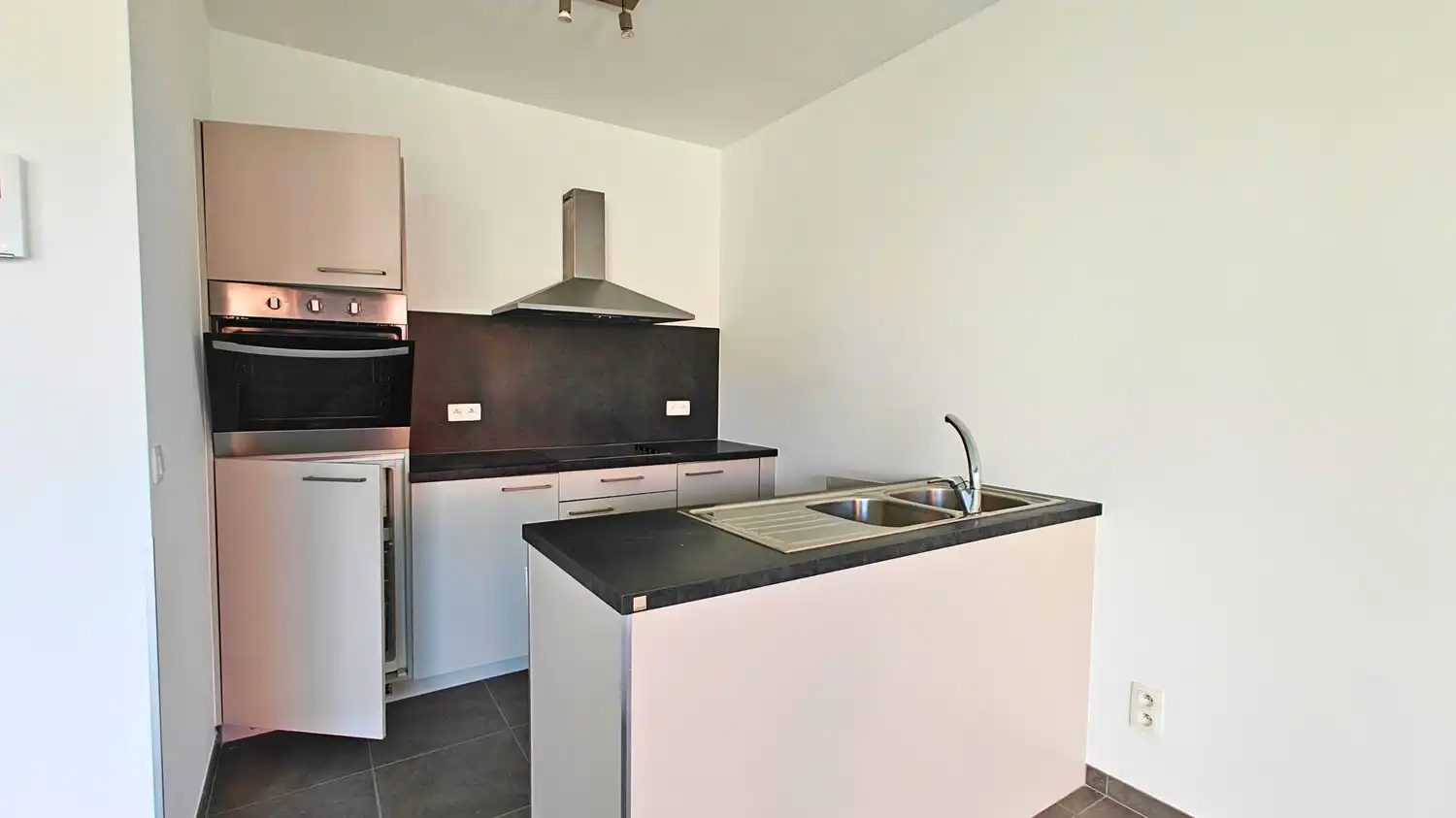 Energiezuinig appartement met 2 slaapkamers, terras, staanplaats en kelder te Sint-Pieters-Leeuw foto 4