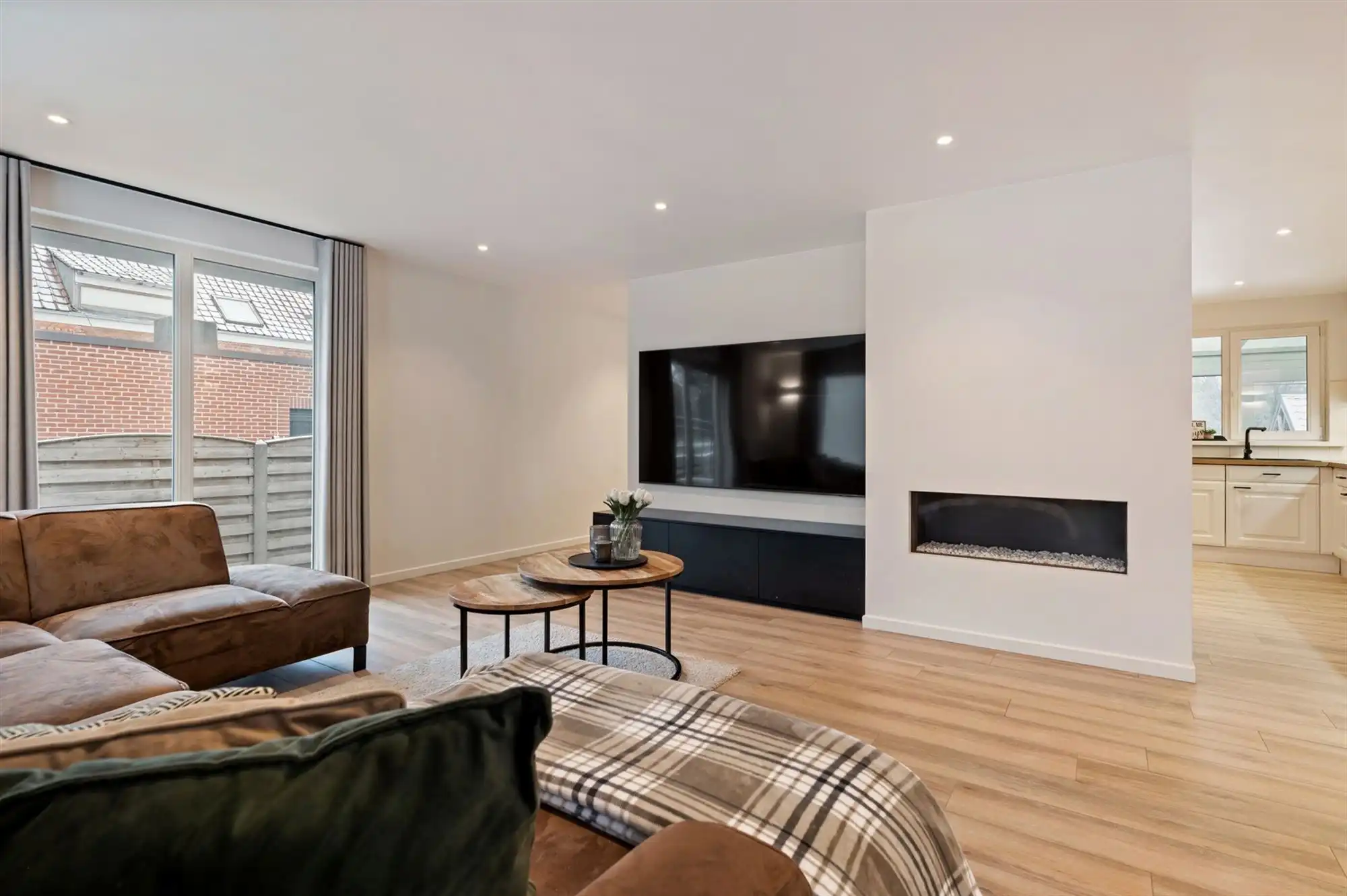 INSTAPKLARE GELIJKVLOERSE WONING MET RUIME GARAGE OP 2191M2 foto 4