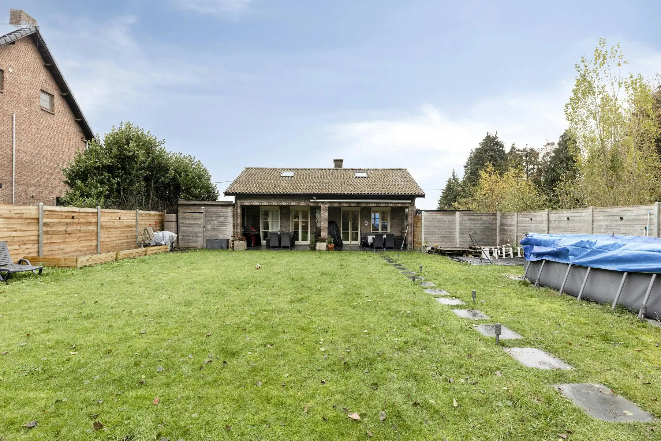 Ruime bungalow met gastenverblijf of ruimte voor bijberoep foto 2