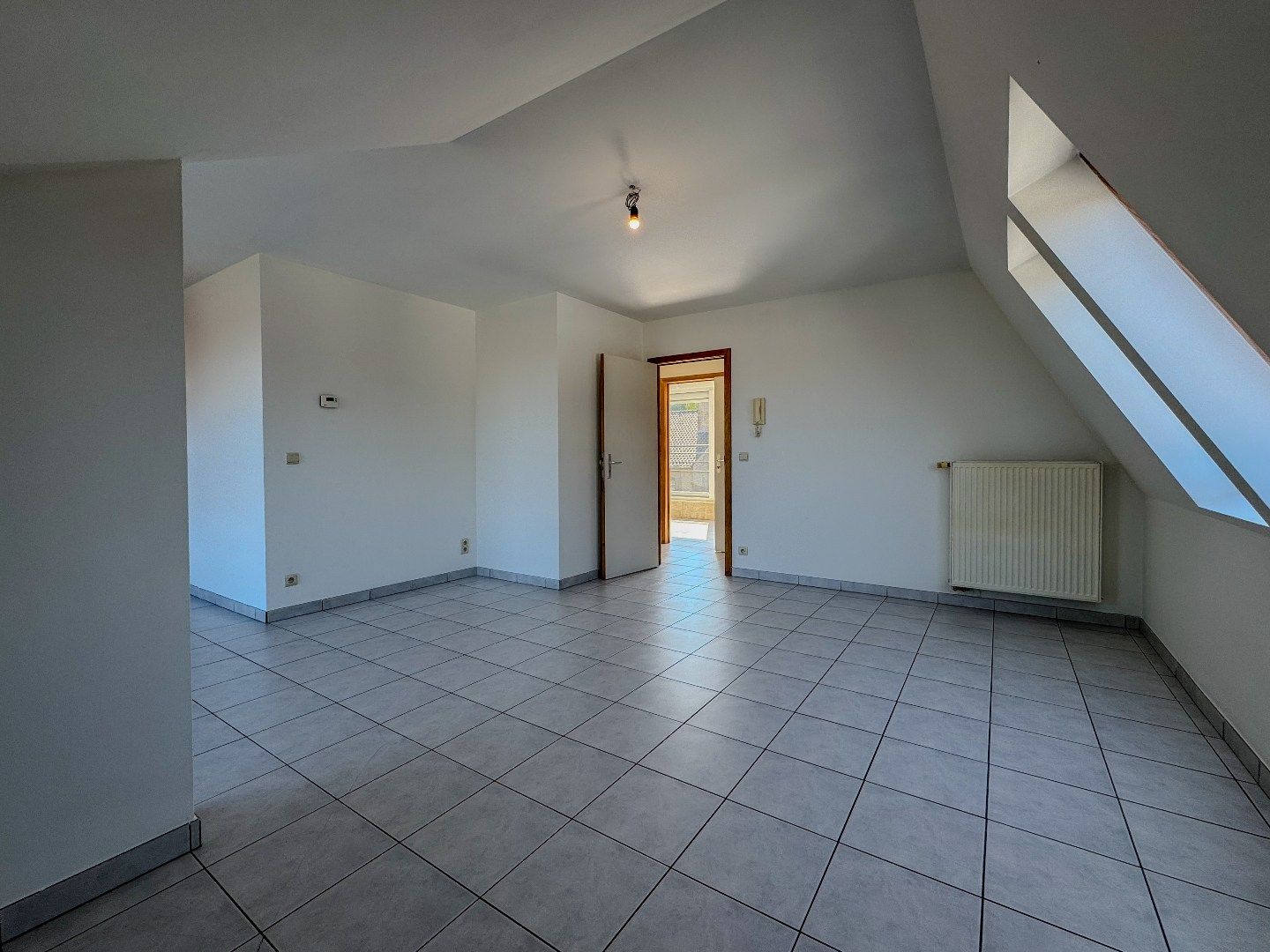 Lichtrijk appartement met 1 slaapkamer, dakterras en garage. foto 4