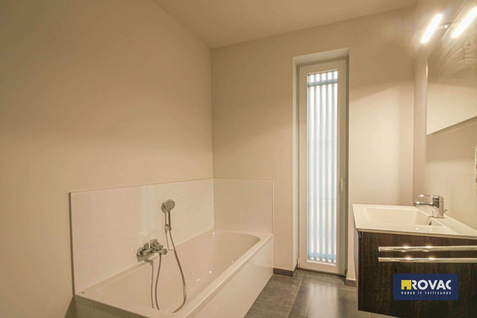 Gelijkvloers appartement met tuin en garage! foto 8