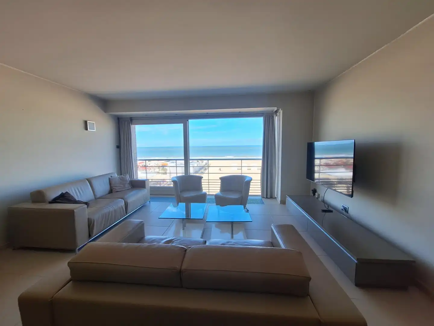 Licht gemeubelde appartement met één slaapkamer foto 2