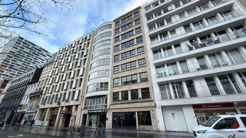 Mooi ingericht gelijkvloers kantoor te huur aan de Leien in Antwerpen foto {{pictureIndex}}