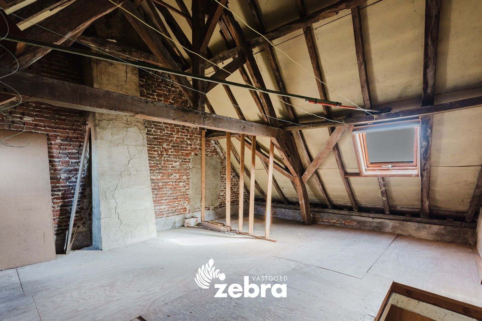 Te renoveren woning op een steenworp van de markt in Tielt! foto 12