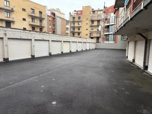 Gesloten garagebox met elektriciteit-verlichting op gelijkvloers complex foto 3