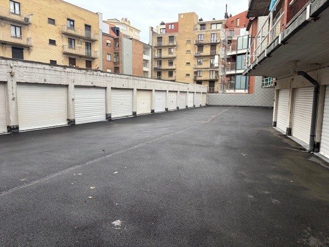 Gesloten garagebox met elektriciteit-verlichting op gelijkvloers complex foto 3