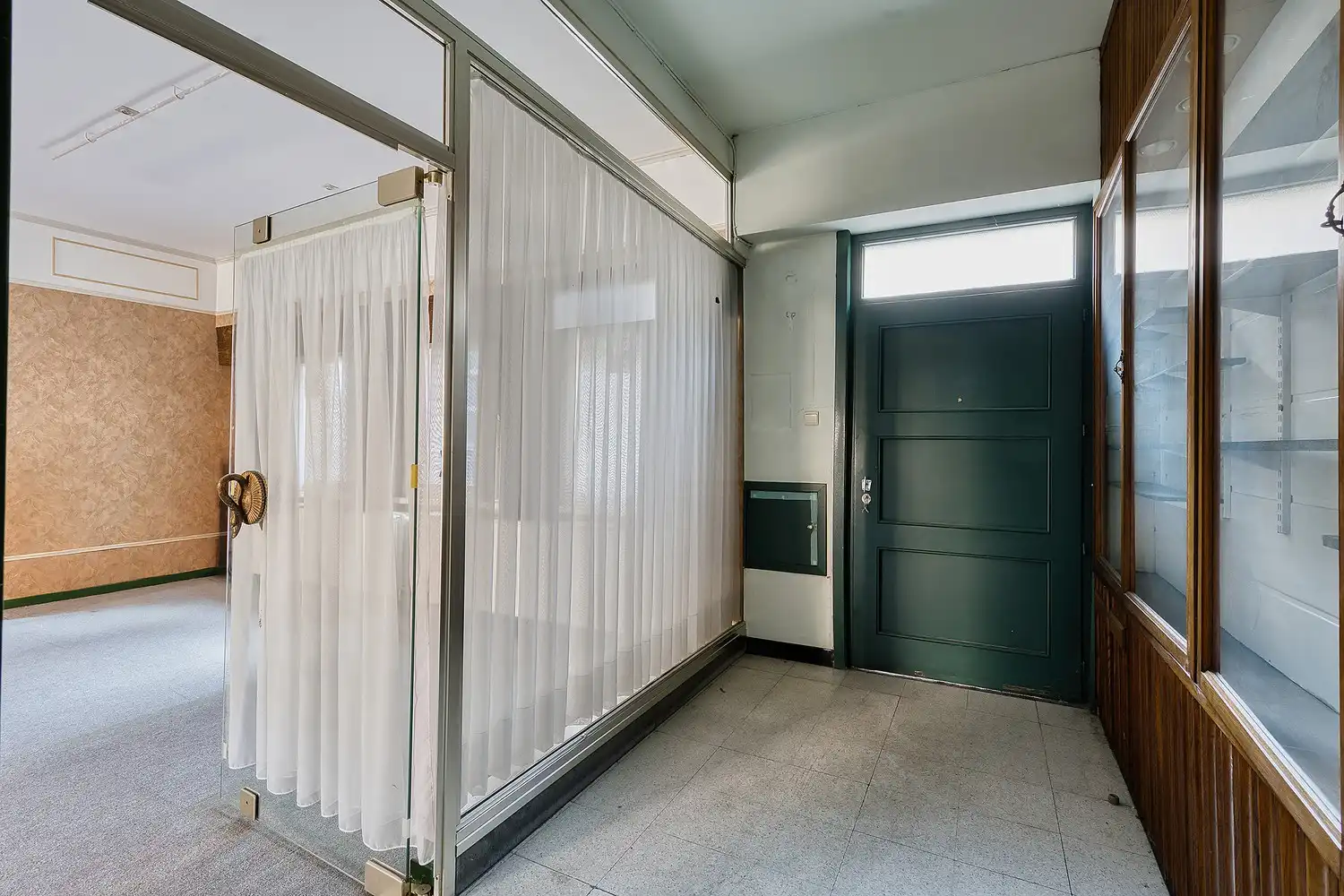 Hartje Brugge &nbsp;TOP &nbsp;TOERISTISCHE LIGGING , in de GOUDEN DRIEHOEK, Uitzonderlijk HANDELSPAND ( gevelbreedte 11 meter) &nbsp; &nbsp; &nbsp; &nbsp; &nbsp; &nbsp; &nbsp; &nbsp; &nbsp; &nbsp; &nbsp; &nbsp;&nbsp; LICHTRIJKE WINKELRUIMTE ,uitgevend op &nbsp;Exclusieve STADSPATIO met overdekte rondgang van 105m²+ GARAGE van 30 m² UNIEK&nbsp; IN BRUGGE op dergelijke ligging ! ERBOVEN lichtrijk ruim APPARTEMENT met zonneterras, foto 17