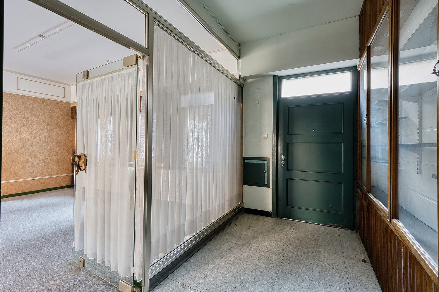 Hartje Brugge  TOP  TOERISTISCHE LIGGING , in de GOUDEN DRIEHOEK, Uitzonderlijk HANDELSPAND ( gevelbreedte 11 meter)                          LICHTRIJKE WINKELRUIMTE ,uitgevend op  Exclusieve STADSPATIO met overdekte rondgang van 105m²+ GARAGE van 30 m² UNIEK  IN BRUGGE op dergelijke ligging ! ERBOVEN lichtrijk ruim APPARTEMENT met zonneterras, foto 13