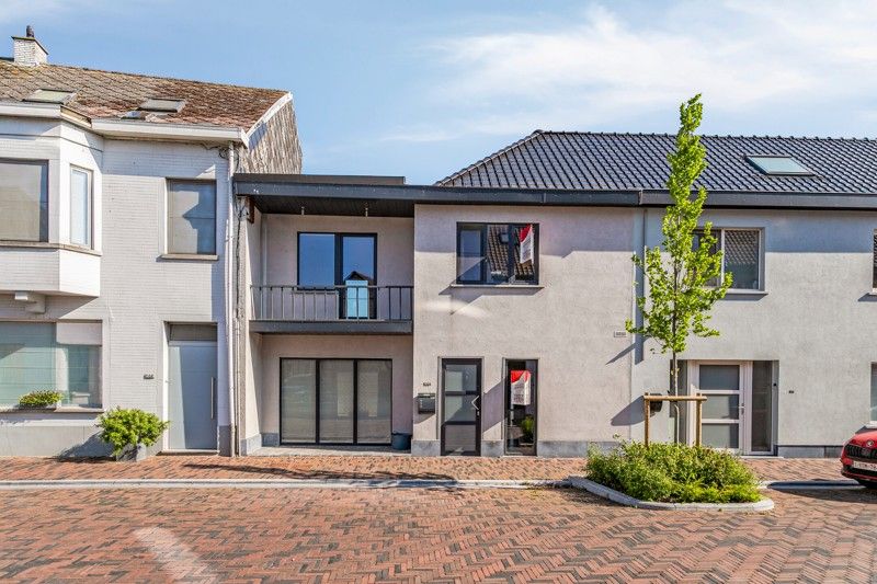 🏡  Instapklare gezinswoning TE KOOP met garage en zonnige binnenkoer in KLUISBERGEN! foto {{pictureIndex}}