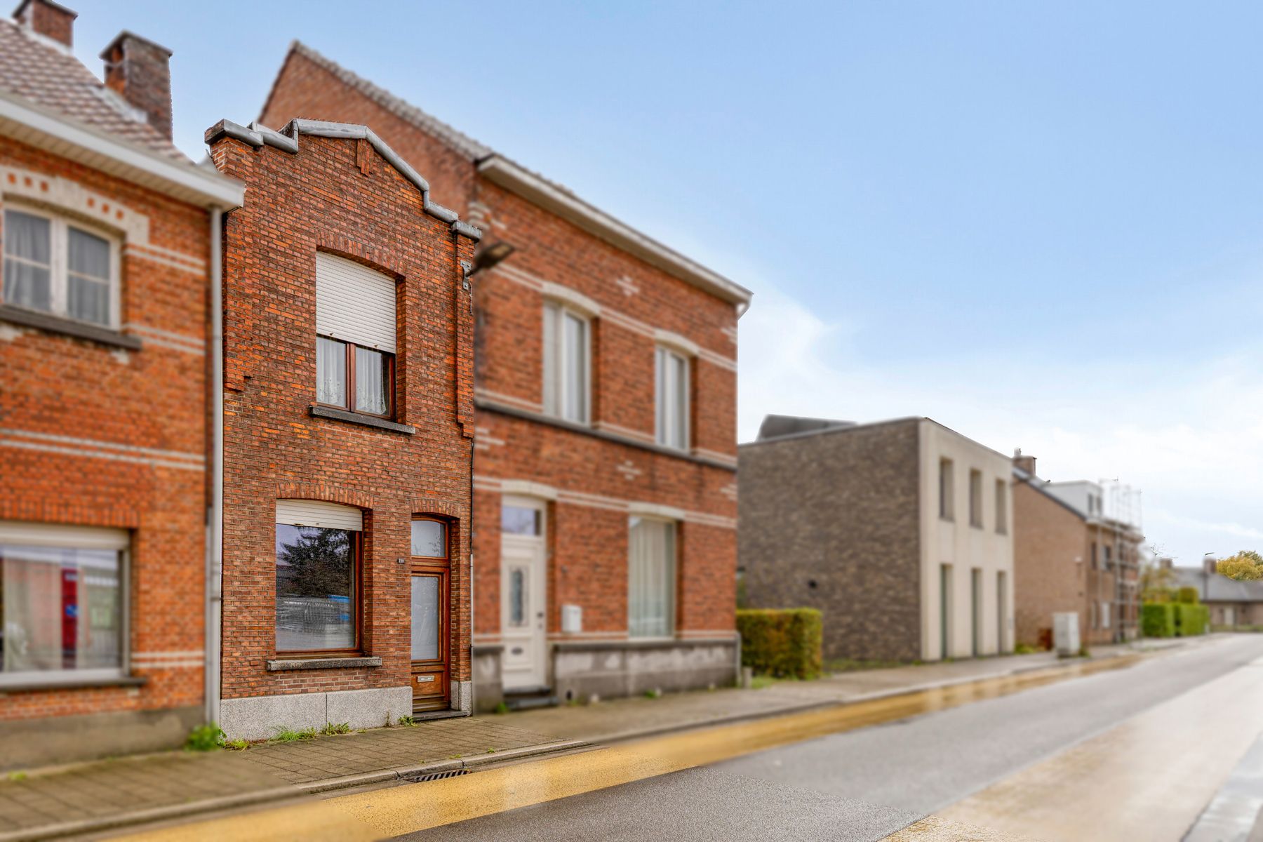 Te renoveren woning met ruime tuin. foto {{pictureIndex}}