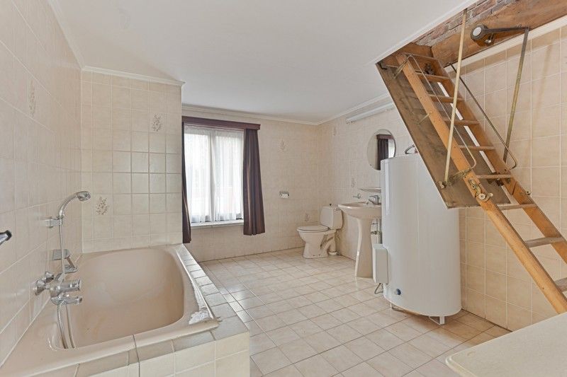 Kloeke, te renoveren, halfopen woning te koop met 3 slaapkamers in hartje Aarsele TE KOOP! foto 16