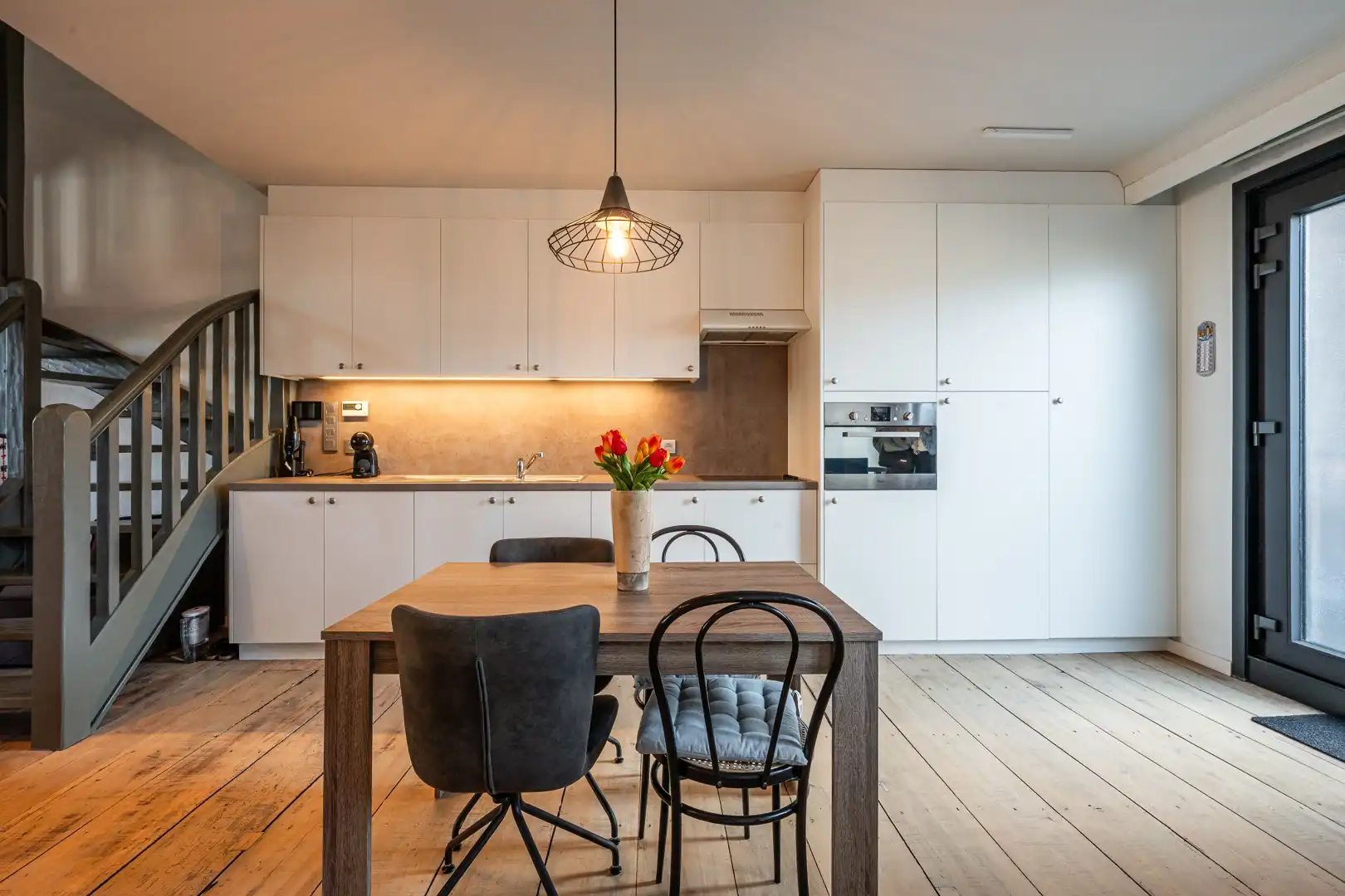 Stijlvolle woonst te koop in Eeklo - Recent gerenoveerd met diverse mogelijkheden in een levendige omgeving! foto 3