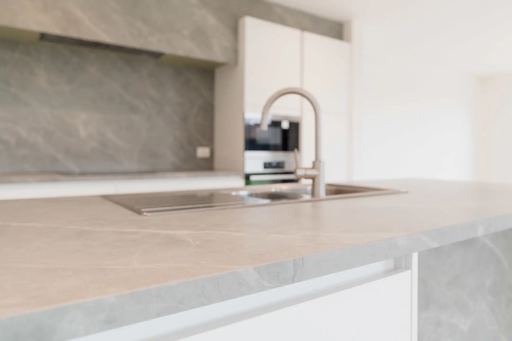 Halfopen moderne woning met zonnige tuin foto 5