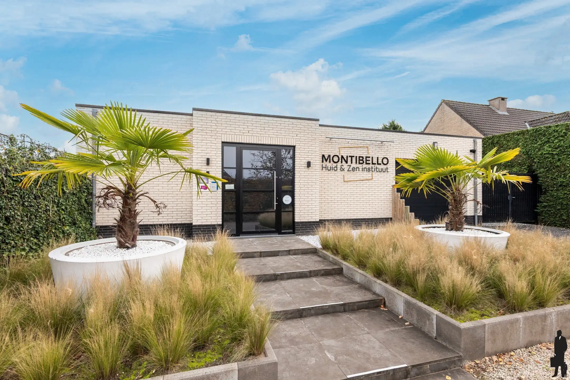 Unieke praktijkruimte met ruime villa, buitenzwembad in grensstreek foto {{pictureIndex}}