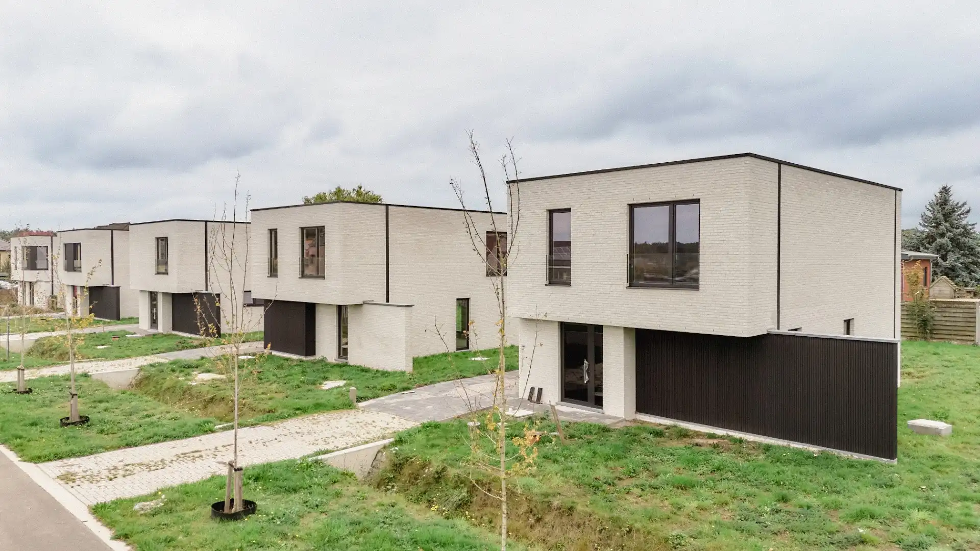 Bijna afgewerkte open bebouwing in groene wijk foto {{pictureIndex}}