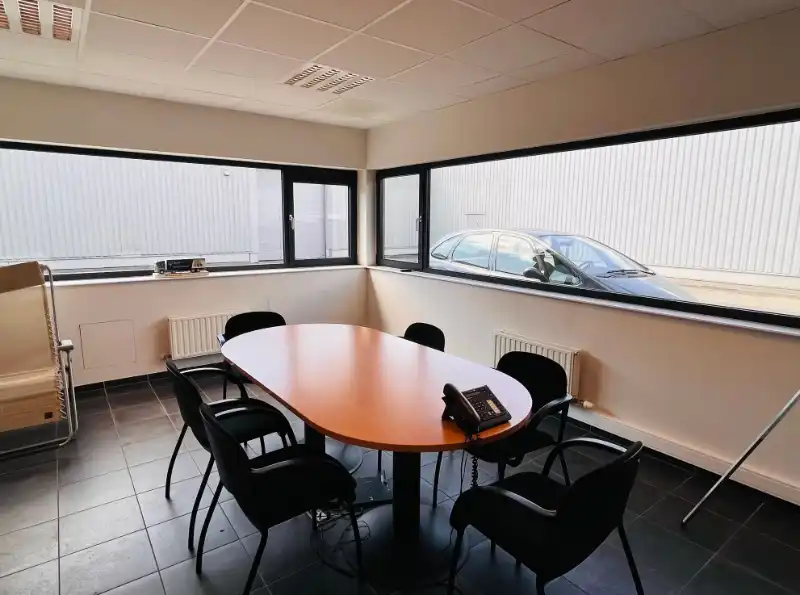 Magazijn met kantoor te huur foto 8